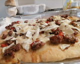 Foto del passaggio 7 della ricetta Pizza con salsiccia funghi porcini e Carpaccio di parmigiano