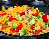 A picture of step 4 of Chicken and vegetable pasta.