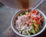Une image de l'étape 5 de Ma recette d'avocat 🥑🍅🧅🥚.