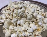 Foto langkah ke 3 dari resep Popcorn Caramel Instan ala ala Anak Rantau.