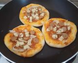 Foto langkah ke 4 dari resep Pizza Mini Teflon.