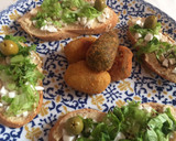 Foto del paso 2 de la receta: Tostas de Hummus con queso y lechuga