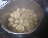 Foto del paso 7 de la receta: Contramuslos asados en freidora de aire con papas arrugas, piña y mojo verde