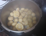 Foto del paso 7 de la receta: Contramuslos asados en freidora de aire con papas arrugas, piña y mojo verde
