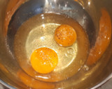 Foto del paso 3 de la receta: Tortilla de calabacín y salchichas al horno