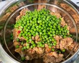 Une image de l'étape 2 de Tourte au porc, petits pois, crème et feta.