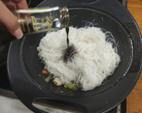 Foto del paso 6 de la receta: Fideos de arroz con verduras pollo y gambas 🫑🥑🍗🦐