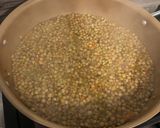 Foto del passaggio 4 della ricetta Lenticchie al curry con pane bruschettato al salmone 🍛