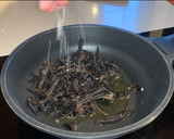 Foto del paso 2 de la receta: Picantones rellenos de trompetas de la muerte y trufa, con ajo negro