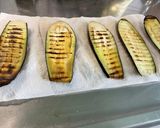 Une image de l'étape 7 de Millefeuilles d’aubergines grillées au labneh, épices et persil.