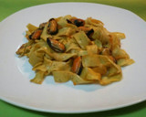 Foto del paso 5 de la receta: Tallarines crujientes al ajillo con mejillones 