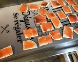 Une image de l'étape 5 de Canapés de saumon fumé,crème,aneth et tomates sur pain polaire.