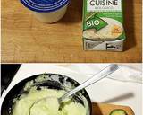 Foto del paso 4 de la receta: Snack de mousse de aguacate montado sobre mató y salmón marinado