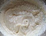 Une image de l'étape 5 de Bûche au chocolat blanc coeur framboises 😋 sur son moelleux au chocolat 🍫.