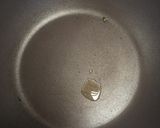 รูปขั้นตอนการทำที่ 3 ของ ขนมกุยช่ายผัดไข่ (มังสวิรัติ)