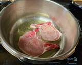 Foto del paso 1 de la receta: Chuletas de cerdo en salsa con patatas