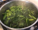 Une image de l'étape 3 de Cima di rapa aux anchois, poivron rouge et pecorino.