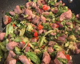 Foto del paso 5 de la receta: Pechuga de pavo 🦃 con verduras y salsa de soja 🍱