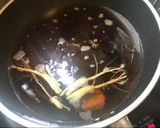 รูปขั้นตอนการทำที่ 1 ของ บะหมี่สะโพกไก่ตุ๋น