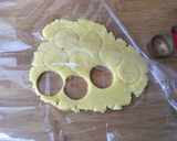 Foto langkah ke 2 dari resep Basic Vanilla Cookies.