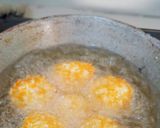 Foto langkah ke 5 dari resep Bola Nasi isi Keju Moza.