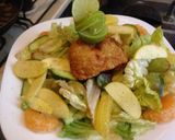 Foto del paso 5 de la receta: Pollo frito al limón con ensalada de frutas de temporada