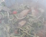 รูปขั้นตอนการทำที่ 3 ของ ต้นอ่อนทานตะวันผัดน้ำมันหอยหมูกรอบ