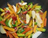 Foto del paso 2 de la receta: Opción vegana: mix de verduras y frutas al wok!