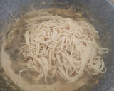 Foto del paso 9 de la receta: Espaguetis con Almejas y Gambones en Salsa Verde