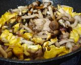 Foto langkah ke 4 dari resep Tumis Jamur Telur.