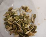 Foto langkah ke 1 dari resep Raisin Pumpkin Seed Cookies.