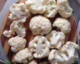 Foto del paso 1 de la receta Coliflor con cebolla, ciruelas pasas, pasas y piñones
