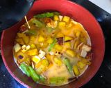 Hình bước làm 3 của món Omelette khoai lang, măng tây, halloumi cheese