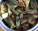 A picture of step 3 of Masala lady finger and potatoes.