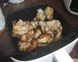 Foto del paso 3 de la receta: Jamoncitos de pollo adobado y asados en freidora de aire con papas arrugas