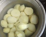 A picture of step 2 of Mashed potatoes and mbaazi. (mukimo).