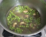 A picture of step 2 of Roasted garlic green peas soup.