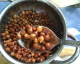 A picture of step 1 of Kala Chana Salad.
