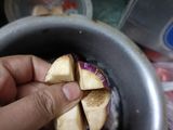 वांग्याचे भरीत सुक्का गोलमा टाकून (Vangyache Bharit Sukka Golma Recipe In Marathi)
