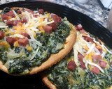Foto del paso 4 de la receta: Pizzetas de espinacas a los tres quesos con jamón🍕