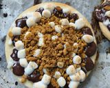 Gambar langkah 5 resipi S'mores Pizza.