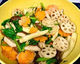 Hình bước làm 2 của món Nấm đông cô xào rau củ
