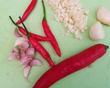 รูปขั้นตอนการทำที่ 2 ของ ผัดกะเพราอกไก่เห็ดสหาย