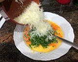 Foto del paso 4 de la receta: Rollitos de tortilla de zanahoria rallada, queso y perejil