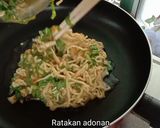 Foto langkah ke 5 dari resep Martabak mie sayur.