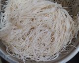 Foto langkah ke 1 dari resep Bihun Goreng ala Solaria.