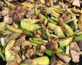 Foto del paso 2 de la receta: Paella 🥘 de secreto ibérico, ajos tiernos y alcachofas