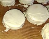 Foto del paso 5 de la receta: Alfajores cubiertos de chocolate blanco