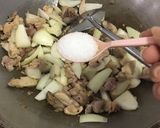 รูปขั้นตอนการทำที่ 2 ของ “ผัดพริกหอมใหญ่เครื่องในไก่”