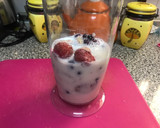 Foto del paso 2 de la receta: Smoothie de fresa, plátano y arándanos